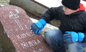 Dotknąć historii... na „cmentarzu uczonych” w Jaszunach  Fot. Marian Paluszkiewicz