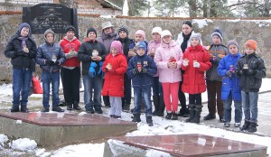 Nauczycielki Czesława Nakrewicz i  Aleksandra Kisłowska z grupką uczniów z klas 5 i 6 na cmentarzu uczonych