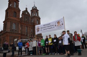 Bieg mini-maratończyków na dystansie 7,2 km rozpoczął się o godz. 11.00 sprzed kościoła w Turgielach. Młodzież modlitwą poprzedziła start Fot. archiwum 