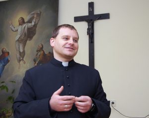   Ksiądz Rusłan  miłością opowiada o swoich parafianach i pracy z nimi Fot. Marian Paluszkiewicz