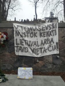 Transparent, grożący europosłowi Waldemarowi Tomaszewskiemu, walczącemu o prawa polskiej mniejszości na Litwie