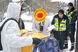 Początkowe podejrzenie policji wywołała beczka z symbolem radioaktywnych odpadów Fot. Marian Paluszkiewicz