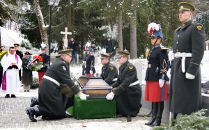  W 2002 r. prochy żołnierzy francuskich zostały z honorami pochowane na Cmentarzu Antokolskim Fot. Marian Paluszkiewicz