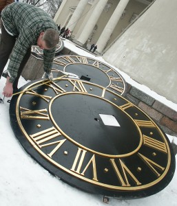 Tarcze zegara zostały wymienione w końcu 2005 roku  Fot. Marian Paluszkiewicz