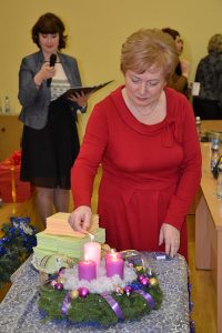 Mer Samorządu Rejonu Wileńskiego Maria Rekść zapala adwentowe świece 