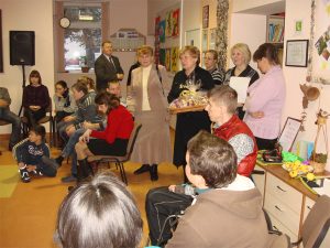 Mer Maria Rekść oraz kierowniczka Wydziału Opieki Socjalnej Stefania Stankewicz składają życzenia wolontariuszom.