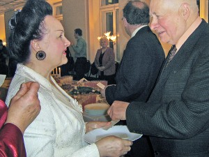 Apolonia Skakowska dzieli się opłatkiem z rektorem Polskiego Uniwersytetu Trzeciego Wieku Ryszardem Kuźmo Fot. Teresa Markiewicz