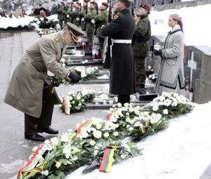 W niedzielę na wileńskim cmentarzu na Antokolu na grobach ofiar agresji radzieckiej złożono kwiaty Fot. ELTA