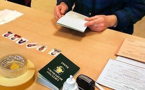 Tryb przyznawania obywatelstwa litewskiego jest bardzo rygorystyczny, niemniej jednak raporty policyjne dowodzą, że litewski paszport jest jednym z najłatwiej dostępnych na rynku fałszywych dokumentów  Fot. Marian Paluszkiewicz