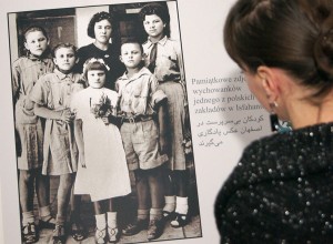 Na reprodukcjach starych fotografii są uwiecznione migawki z życia Polaków w Iranie Fot. Marian Paluszkiewicz