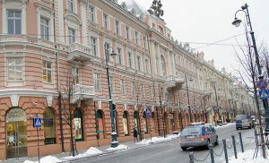 Po lewej stronie ulicy Mickiewicza, po przejściu ulicy Jagiellońskiej, był hotel „Georges”, znany w Wilnie „Żorż” Fot. Marian Paluszkiewicz 