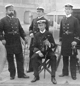 Kapitan marynarki — dowódca patrolowca”“Constance” ze swoimi oficerami (siedzi)