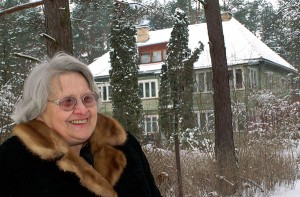Pani Hanna przed domem rodzinnym     Fot. Marian Paluszkiewicz