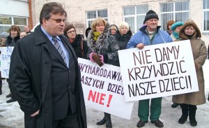 Przed szkołą w Niemieżu ministra Linkevičiusa powitali rodzice i nauczyciele protestujący przeciwko ujednoliconemu egzaminowi z języka państwowego Fot. Marian Paluszkiewicz