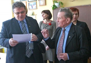 Podczas spotkania ze wspólnotą gimnazjum ministrowi wręczono kilka petycji broniących prawa mniejszości narodowych Fot. Marian Paluszkiewicz