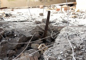 Sterczące kable i końcówki — przewodów — to, co złodziejom metalu nie udało się wydarć z betonowych ścian schronu łącznościowców Fot. Marian Paluszkiewicz