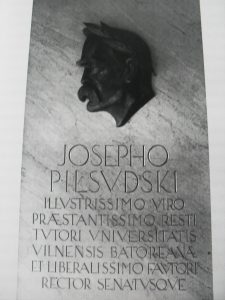 Tablica pamiątkowa ku czci J. Piłsudskiego w klinice ocznej USB