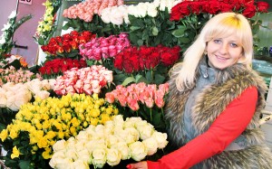 Kwiaciarnia i jej właścicielka w przededniu Dnia Kobiet, 8 marca Fot. Marian Paluszkiewicz