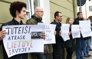 Litewscy nacjonaliści torpedują manifestacje polskiej mniejszości w obronie polskiego szkolnictwa trzymając plakaty z hasłem „Tutejszy, odnajdź w sobie Litwina!” Fot. Marian Paluszkiewicz