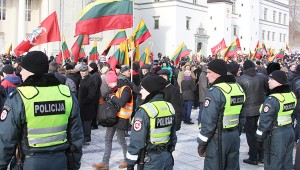 Podczas niesankcjonowanego marszu środowisk nacjonalistycznych porządku pilnowało 300 funkcjonariuszy Fot. Marian Paluszkiewicz