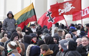 Organizatorzy pochodów środowisk nacjonalistycznych i neonazistowskich odwołują się do symboli patriotycznych, przez co znajdują poparcie nawet wśród najwyższych władz kraju Fot. Marian Paluszkiewicz