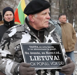 Pochody nacjonalistów pod hasłem „Litwa dla Litwinów!” tradycyjnie przyciągają barwne i kontrowersyjne postacie Fot. Marian Paluszkiewicz