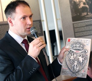 Wojciech Kalwat prezentuje wydanie specjalne magazynu „Mówią Wieki” Fot. Marian Paluszkiewicz