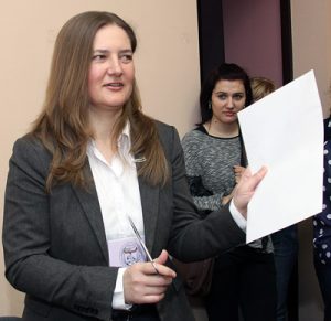  Przewodnicząca komisji dr Teresa Dalecka otwiera kopertę z tematami prac pisemnych Fot. Marian Paluszkiewicz