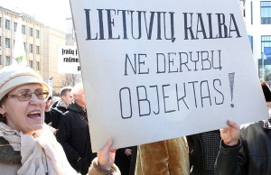 Według protestujących, uszczuplenie kompetencji języka litewskiego nie może być tematem żadnych negocjacji  Fot. Marian Paluszkiewicz