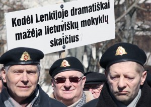 Protestujący wypomnieli Polsce również zamykanie litewskich szkół, mimo że decyzję o likwidacji trzech litewskich placówek podjęli miejscowi Litwini   Fot. Marian Paluszkiewicz
