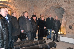 Członkowie Rady obejrzeli cztery sale ekspozycyjne urządzone w stołpie zamku w Miednikach