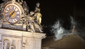 Nad Kaplicą Sykstyńską uniósł się biały dym, co oznaczało, że kardynałowie wybrali nowego papieża Fot. EPA-ELTA