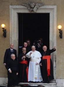 Prosta biała sutanna i piuska, papieskie minimum ― oto skromny styl zaprezentowany przez nowego papieża Franciszka Fot. EPA-ELTA 