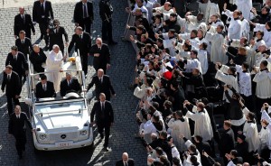 Przed inauguracją papież Franciszek pozdrawiał wiernych na Placu św. Piotra Fot. ELTA