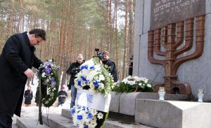 Litewski minister spraw zagranicznych Linas Linkevičius złożył wieniec przy memoriale w Ponarach Fot. Marian Paluszkiewicz 