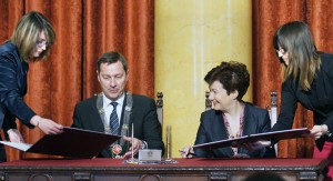 Prezydent Warszawy Hanna Gronkiewicz-Waltz i mer miasta Wilna Artūras Zuokas podpisali deklarację o współpracy obu miast partnerskich