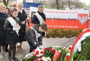 Na płytę składano kwiaty i wieńce    Fot. Marian Paluszkiewicz