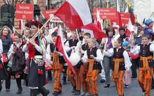 Uczestnicy pochodu spod Sejmu wyruszyli w polskich strojach ludowych, z polską pieśnią na ustach, z flagami biało-czerwonymi oraz flagami litewskimi i Unii Europejskiej Fot. Marian Paluszkiewicz
