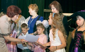 Za udział w festiwalu każdy z uczestników otrzymał dyplom oraz upominek Fot. Marian Paluszkiewicz