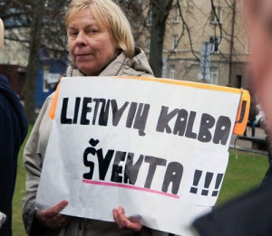 Ustawodawcza inicjatywa zbiegła się w czasie z pikietą „obrońców języka”<br/>Fot. Marian Paluszkiewicz