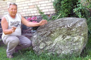 „Każdy kamień ma swą historię, swoje życie” — mówi pan Marian Sałabuda Fot. Marian Paluszkiewicz
