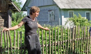 Anna Kadziewicz z Białozorowszczyzny opowiada, że mieszkańcy okolicznych wsi sprzeciwili się poczynaniom na ich ziemi spółki rolniczej Fot. Marian Paluszkiewicz