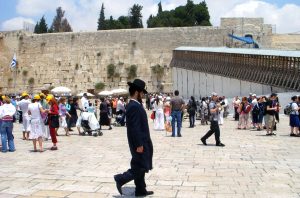 Pielgrzymi przy Ścianie Płaczu w Jerozolimie Fot archiwum