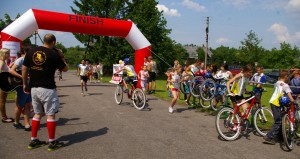 W ramach projektu nowo nabyte 20 rowerów by_y wykorzystane w zawodach, w duatlonie, który sk_ada_ si_ z trzech cz__ci bieg + jazda rowerem + bieg.