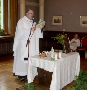 Ks. Marek Butkiewicz celebruje Mszę św. Fot. Jolanta Radžiūnienė