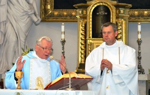 Uroczystą Mszę św. celebrowali ks. jubilat Antoni Dilys oraz ks. dziekan Józef Aszkiełowiczem Fot. Marian Paluszkiewicz