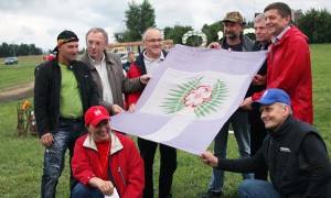 Pomysłodawcy zlotu zaprezentowali pierwszą flagę wydarzenia Fot. Jolanta Paluszkiewicz