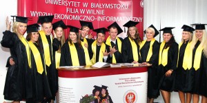 W tym roku mury uczelni filii UwB w Wilnie opuściło 66 absolwentów Fot. Marian Paluszkiewicz