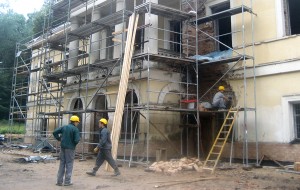 Wokół pałacu w Jaszunach trwają intensywne prace remontowe Fot. Anna Pieszko