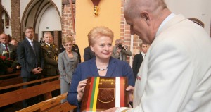 Prezydent Litwy otrzymuje z rąk konsula Tadeusza Macioła album pamiątkowy poświęcony litewskim bohaterom Fot. Krzysztof Subocz